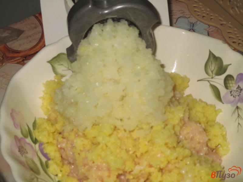 Фото приготовление рецепта: Котлеты из куриной грудки с картофелем шаг №3