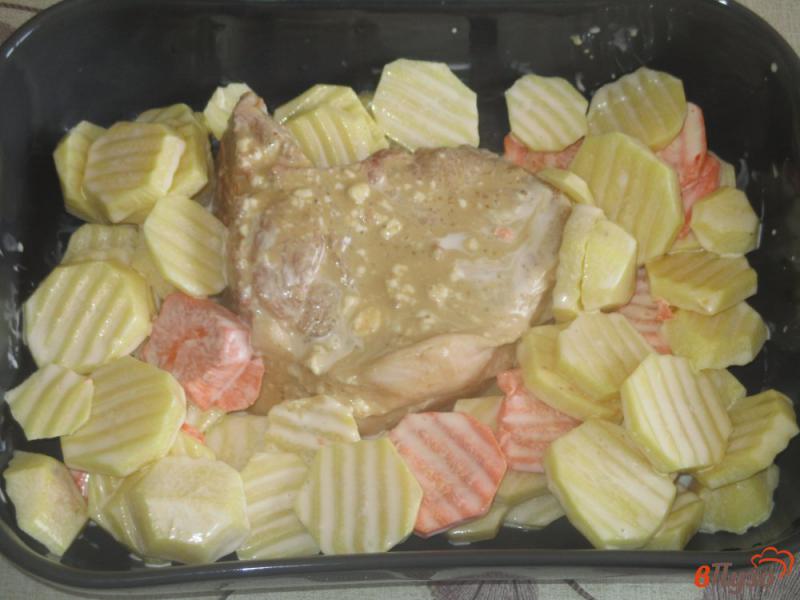 Фото приготовление рецепта: Антрекот в духовке с картофелем и морковью шаг №6