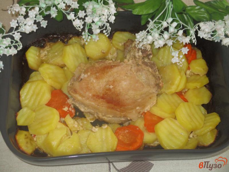 Фото приготовление рецепта: Антрекот в духовке с картофелем и морковью шаг №7