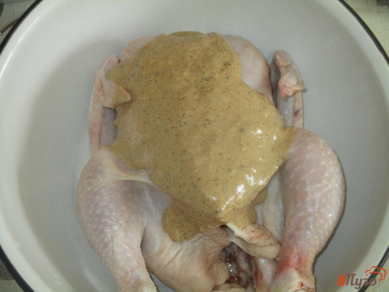 Фото приготовление рецепта: Курица запеченная  в духовке на подставке шаг №4