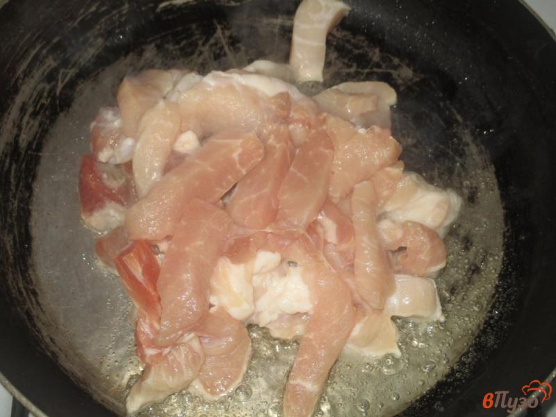Фото приготовление рецепта: Картофель со свининой и грибами  в острой подливе шаг №2