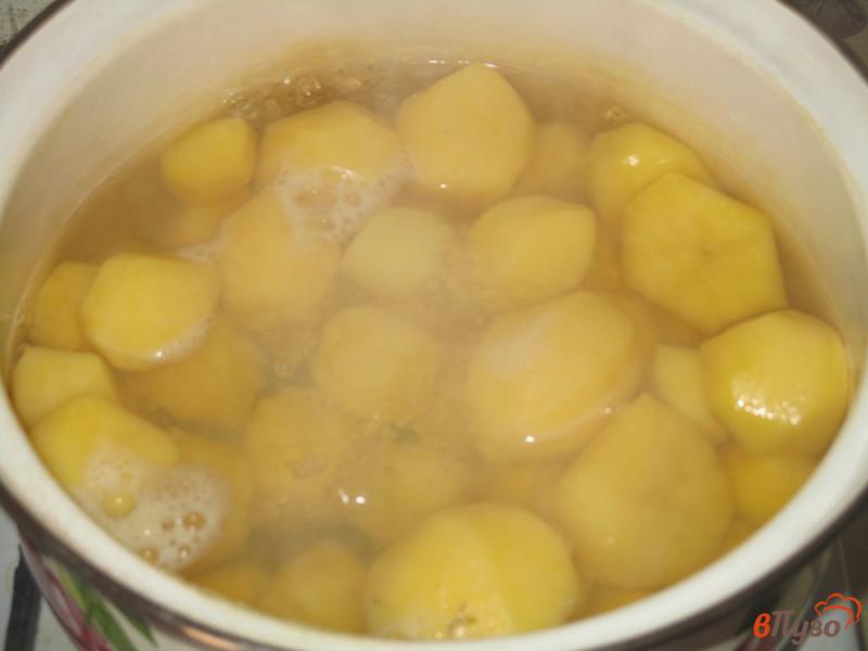 Фото приготовление рецепта: Картофель со свининой и грибами  в острой подливе шаг №1