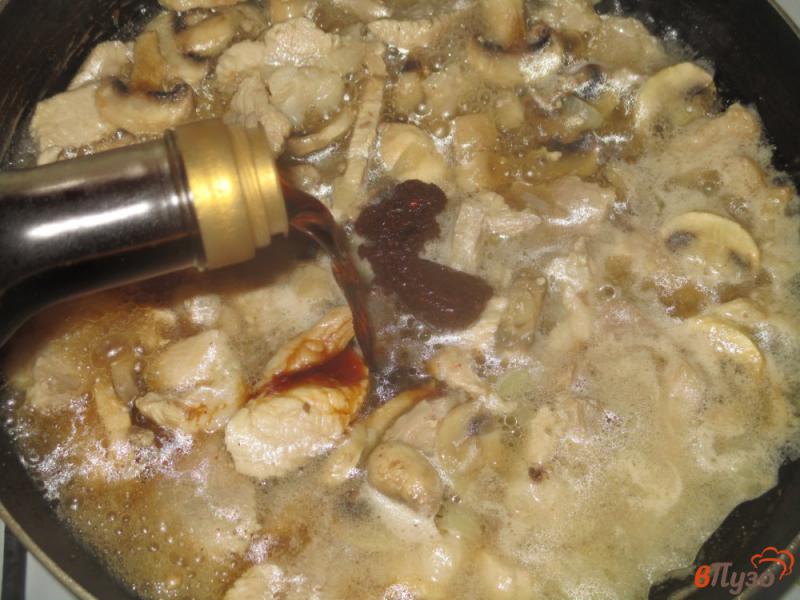 Фото приготовление рецепта: Картофель со свининой и грибами  в острой подливе шаг №4
