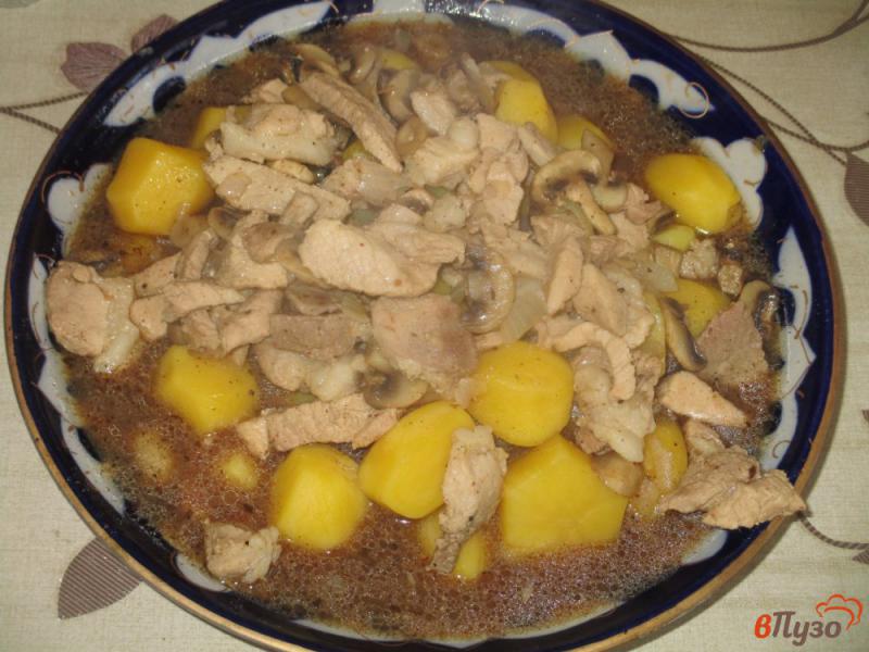 Фото приготовление рецепта: Картофель со свининой и грибами  в острой подливе шаг №6