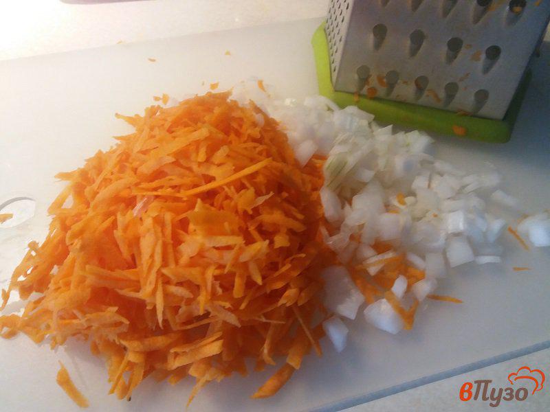Фото приготовление рецепта: Запеченная пеламида с морковью шаг №2