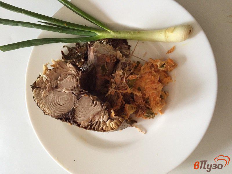 Фото приготовление рецепта: Запеченная пеламида с морковью шаг №4