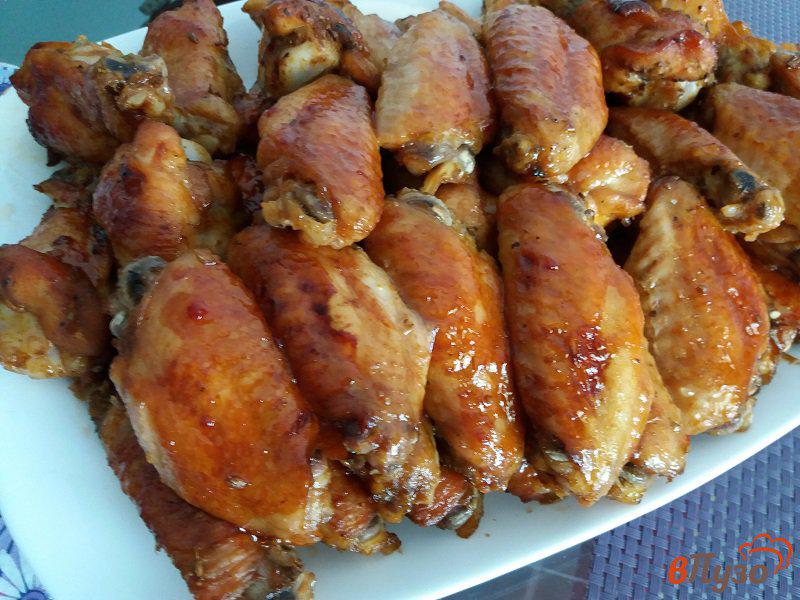 Фото приготовление рецепта: Карамелизованные куриные крылышки из духовки шаг №10