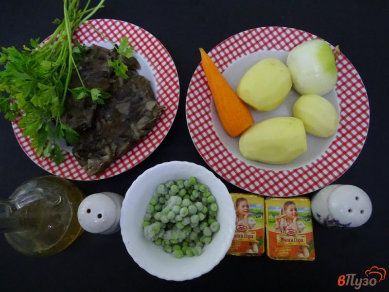 Фото приготовление рецепта: Суп с горошком опятами и сырками шаг №1