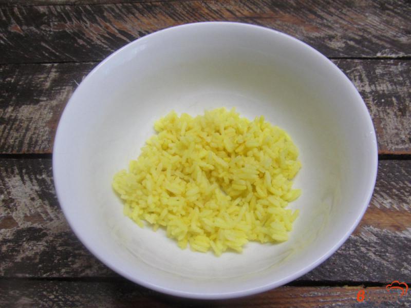 Фото приготовление рецепта: Рисовый салат с огурцом и яйцом шаг №1