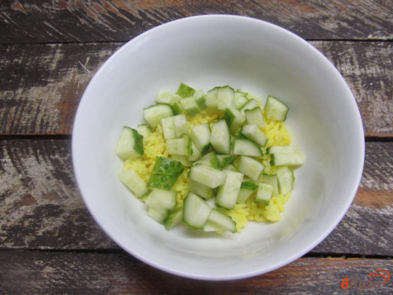Фото приготовление рецепта: Рисовый салат с огурцом и яйцом шаг №2