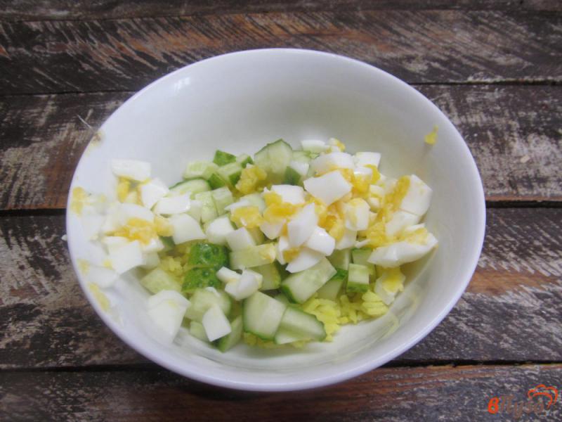 Фото приготовление рецепта: Рисовый салат с огурцом и яйцом шаг №3