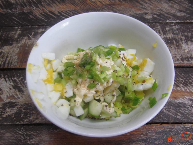 Фото приготовление рецепта: Рисовый салат с огурцом и яйцом шаг №4