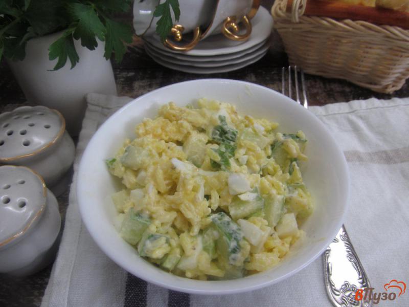 Фото приготовление рецепта: Рисовый салат с огурцом и яйцом шаг №5