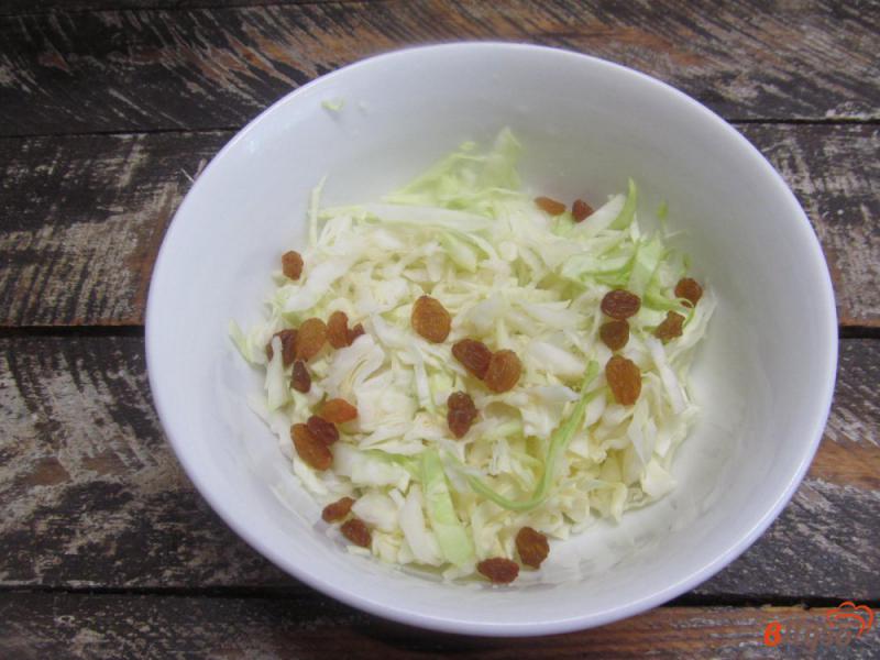 Фото приготовление рецепта: Салат из капусты с яблоком и соленым сыром шаг №1