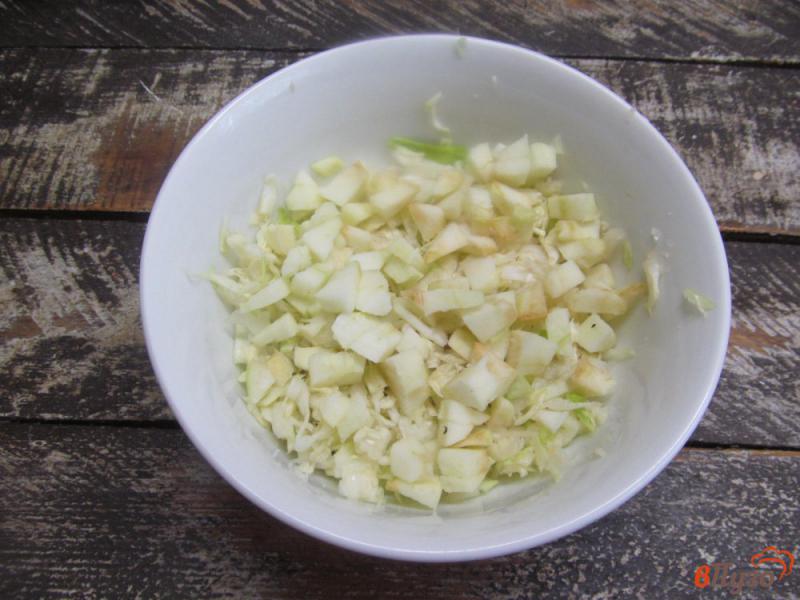 Фото приготовление рецепта: Салат из капусты с яблоком и соленым сыром шаг №2