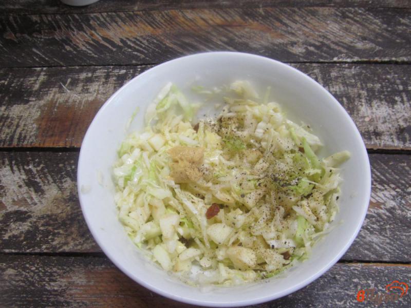 Фото приготовление рецепта: Салат из капусты с яблоком и соленым сыром шаг №3