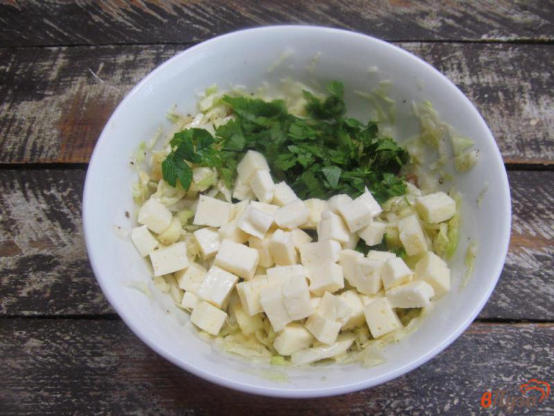 Фото приготовление рецепта: Салат из капусты с яблоком и соленым сыром шаг №4