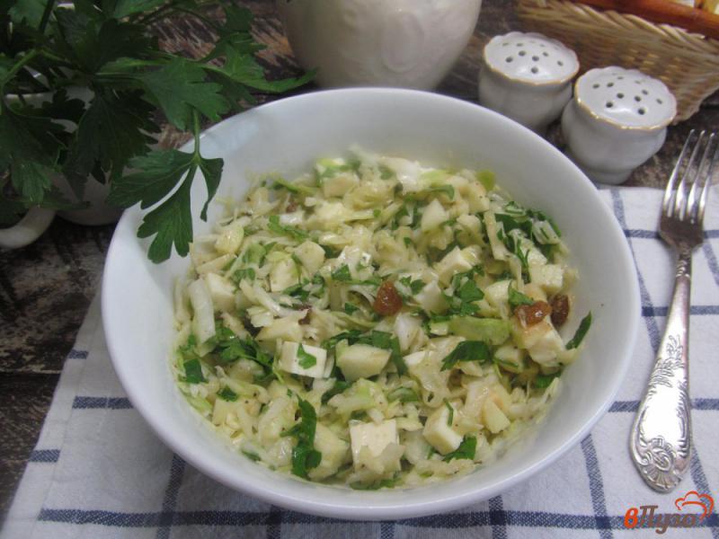 Фото приготовление рецепта: Салат из капусты с яблоком и соленым сыром шаг №5