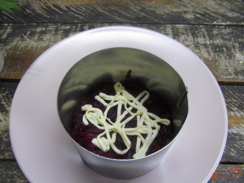 Фото приготовление рецепта: Слоеный салат из свеклы с огурцом и салями шаг №1