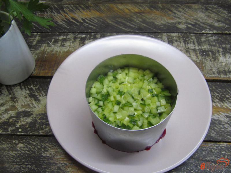 Фото приготовление рецепта: Слоеный салат из свеклы с огурцом и салями шаг №4
