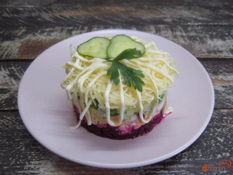 Фото приготовление рецепта: Слоеный салат из свеклы с огурцом и салями шаг №5