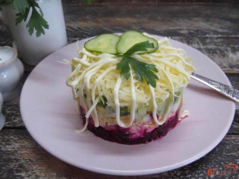 Фото приготовление рецепта: Слоеный салат из свеклы с огурцом и салями шаг №6