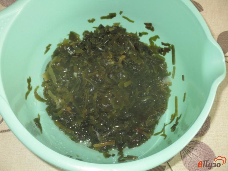 Фото приготовление рецепта: Салат из морской капусты с крабовыми палочками в майонезе шаг №1