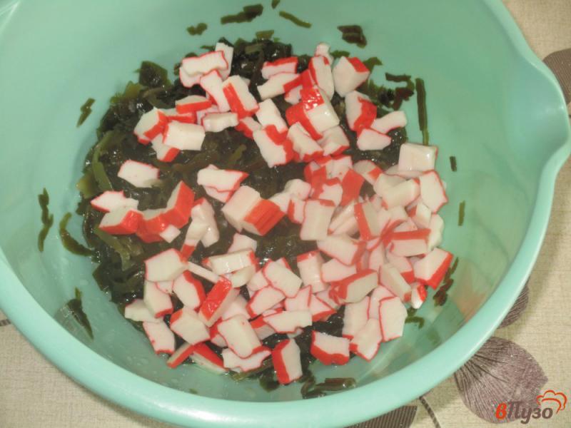 Фото приготовление рецепта: Салат из морской капусты с крабовыми палочками в майонезе шаг №2