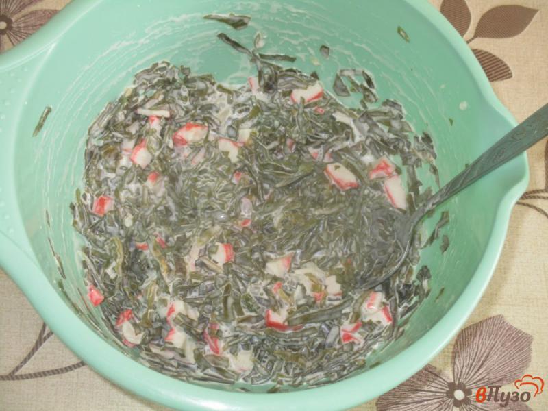 Фото приготовление рецепта: Салат из морской капусты с крабовыми палочками в майонезе шаг №4