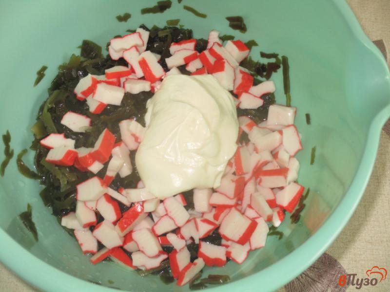 Фото приготовление рецепта: Салат из морской капусты с крабовыми палочками в майонезе шаг №3