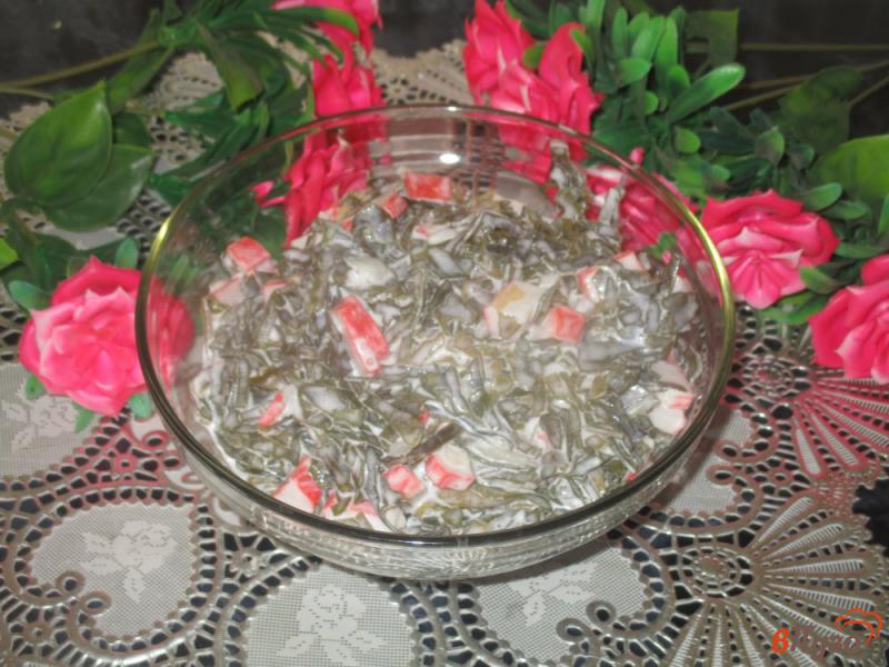 Фото приготовление рецепта: Салат из морской капусты с крабовыми палочками в майонезе шаг №5