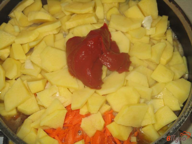 Фото приготовление рецепта: Жаркое из утиной грудки с картофелем шаг №5