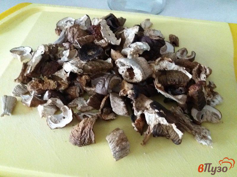 Фото приготовление рецепта: Сушеные белые грибы шаг №3