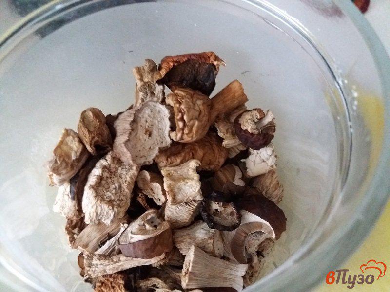 Фото приготовление рецепта: Сушеные белые грибы шаг №5