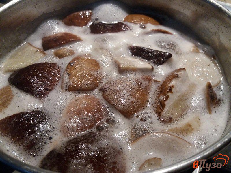 Фото приготовление рецепта: Маринованные белые грибы шаг №3
