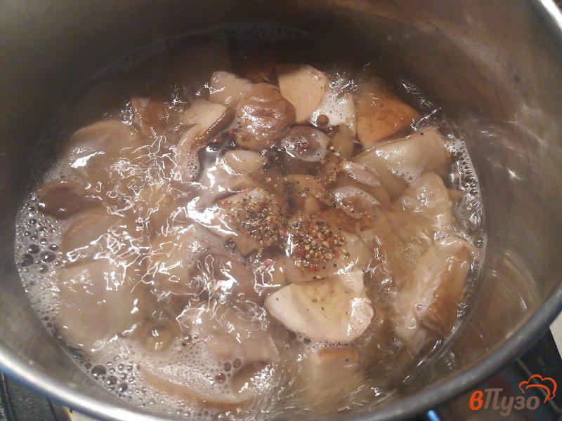 Фото приготовление рецепта: Маринованные белые грибы шаг №5