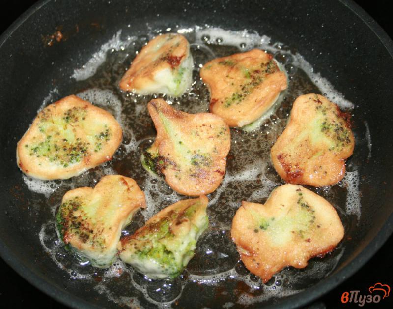 Фото приготовление рецепта: Минтай, брокколи и лук в воздушном кляре шаг №9