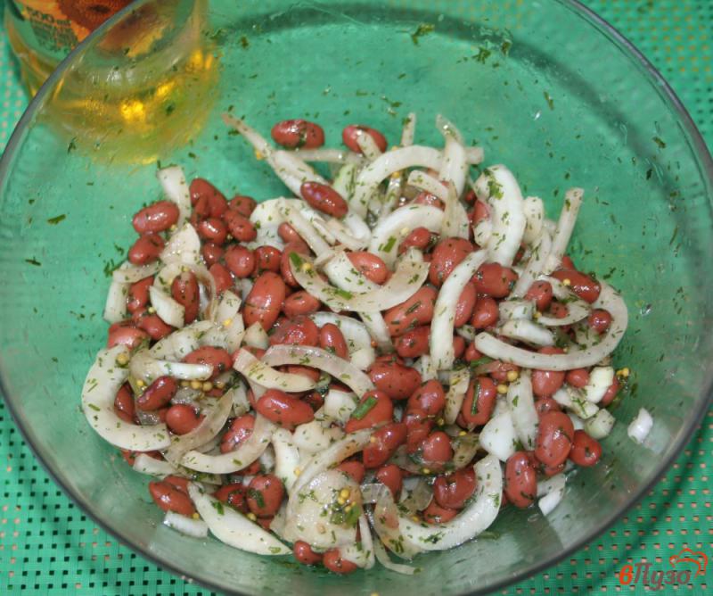 Фото приготовление рецепта: Салат из фасоли с луком шаг №4
