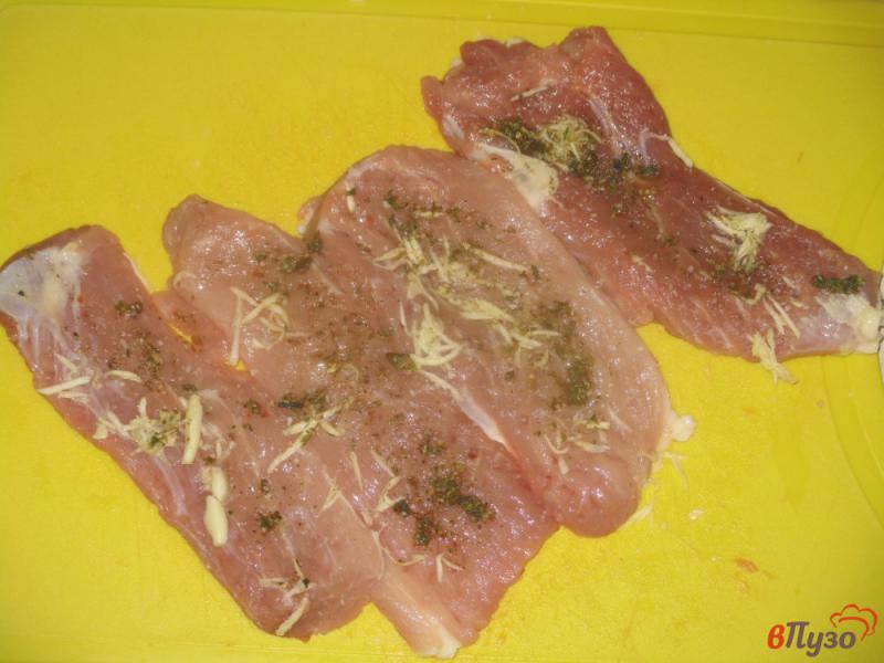 Фото приготовление рецепта: Свиные отбивные с аджикой шаг №3