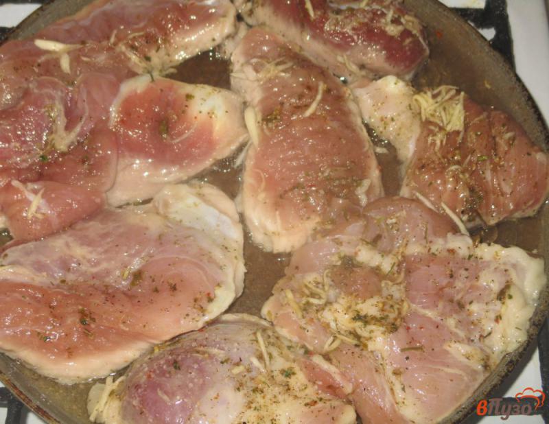 Фото приготовление рецепта: Свиные отбивные с аджикой шаг №4