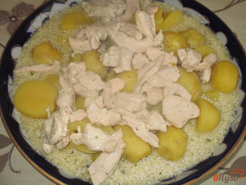 Фото приготовление рецепта: Куриная грудка с молодым картофелем шаг №4