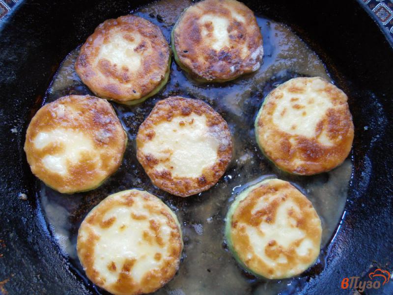 Фото приготовление рецепта: Жаренные кабачки в томатном соусе шаг №4