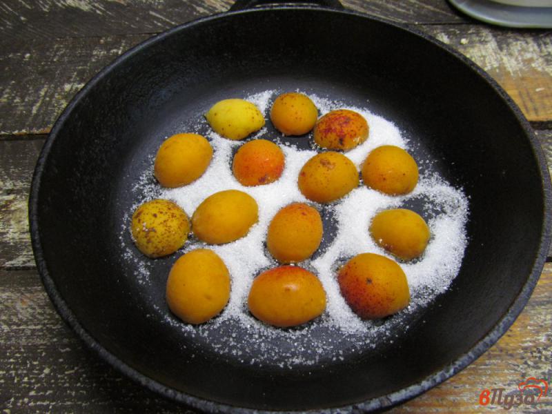 Фото приготовление рецепта: Гренки с сыром и карамельным абрикосом шаг №1