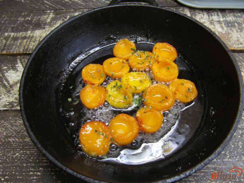 Фото приготовление рецепта: Гренки с сыром и карамельным абрикосом шаг №2