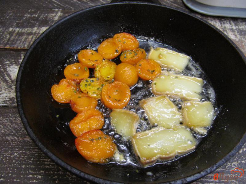 Фото приготовление рецепта: Гренки с сыром и карамельным абрикосом шаг №3