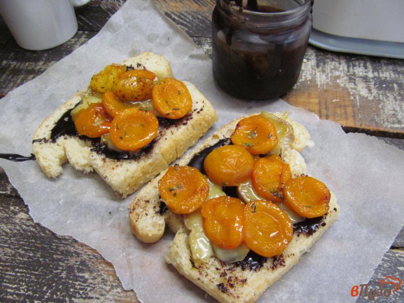Фото приготовление рецепта: Гренки с сыром и карамельным абрикосом шаг №6