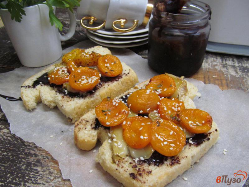 Фото приготовление рецепта: Гренки с сыром и карамельным абрикосом шаг №7
