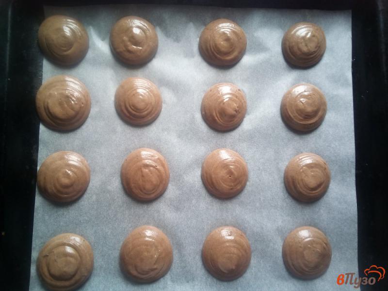 Фото приготовление рецепта: Шоколадное печенье с вишнёвой прослойкой шаг №5
