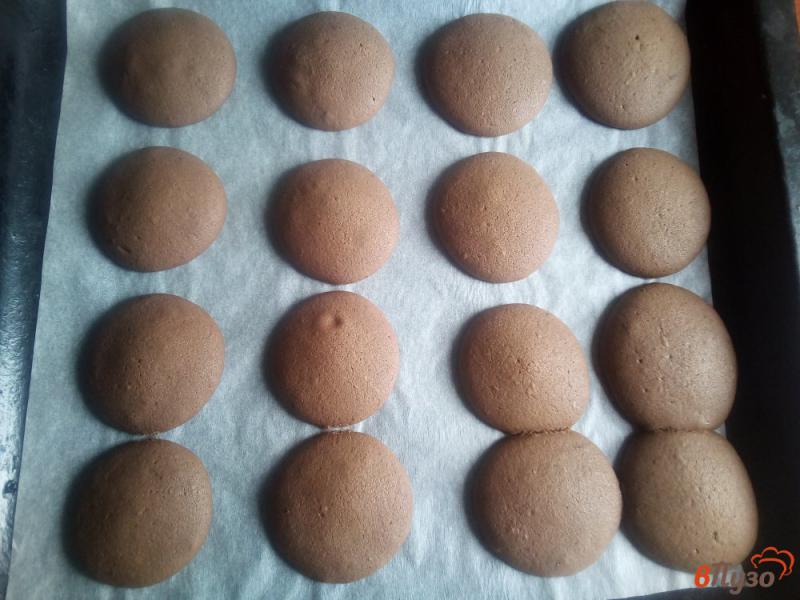 Фото приготовление рецепта: Шоколадное печенье с вишнёвой прослойкой шаг №6