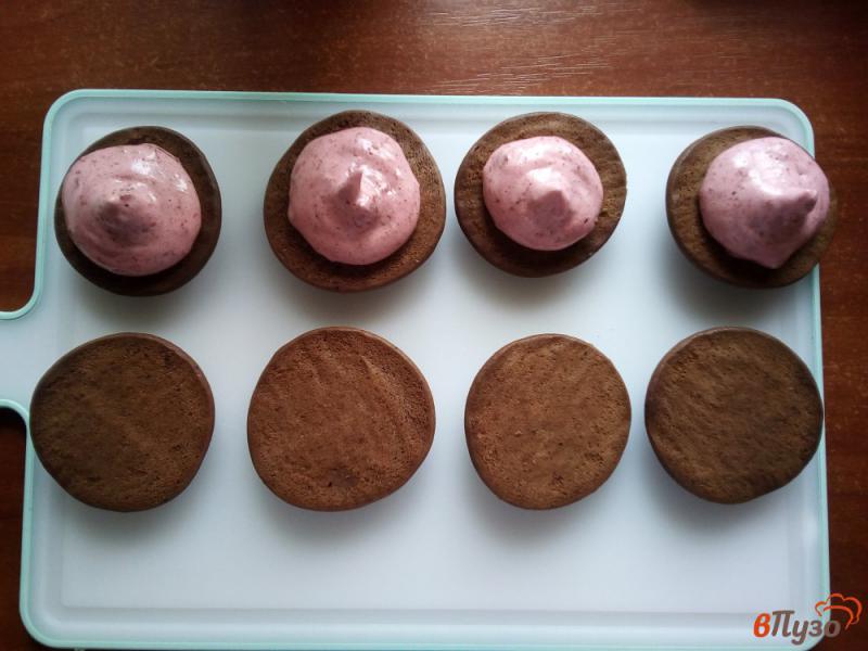 Фото приготовление рецепта: Шоколадное печенье с вишнёвой прослойкой шаг №10